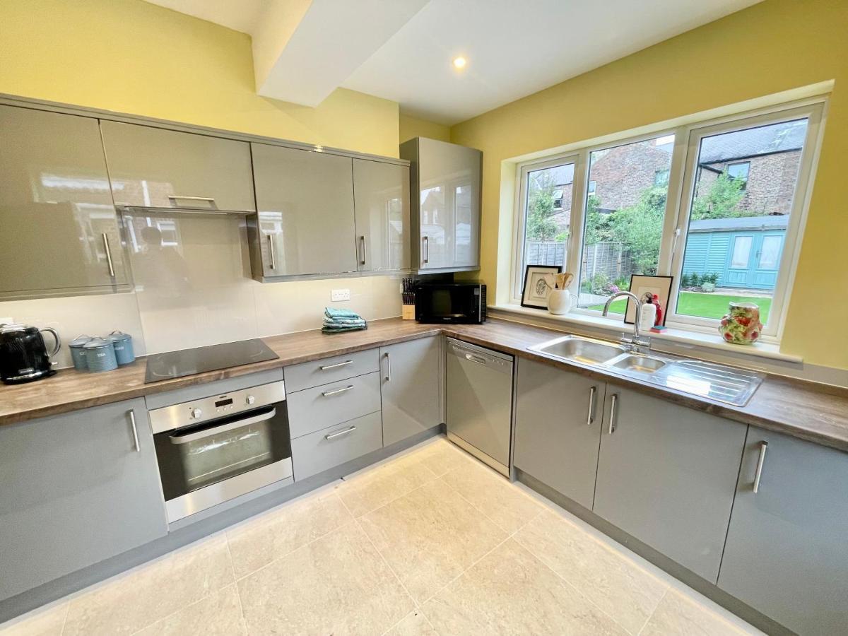 Central Townhouse With Free Off Road Parking And Garden York Exterior photo