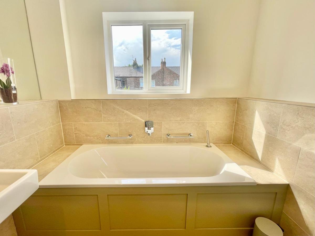 Central Townhouse With Free Off Road Parking And Garden York Exterior photo