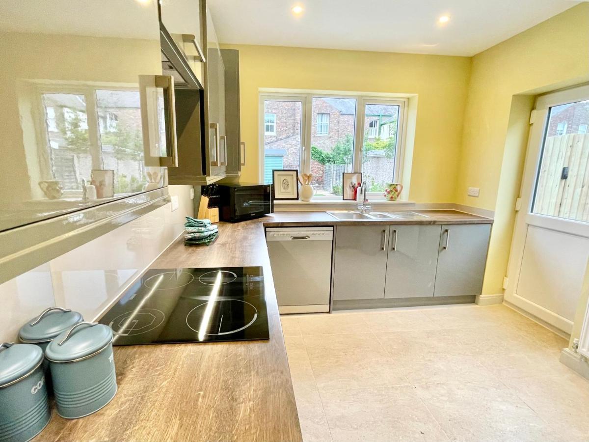 Central Townhouse With Free Off Road Parking And Garden York Exterior photo