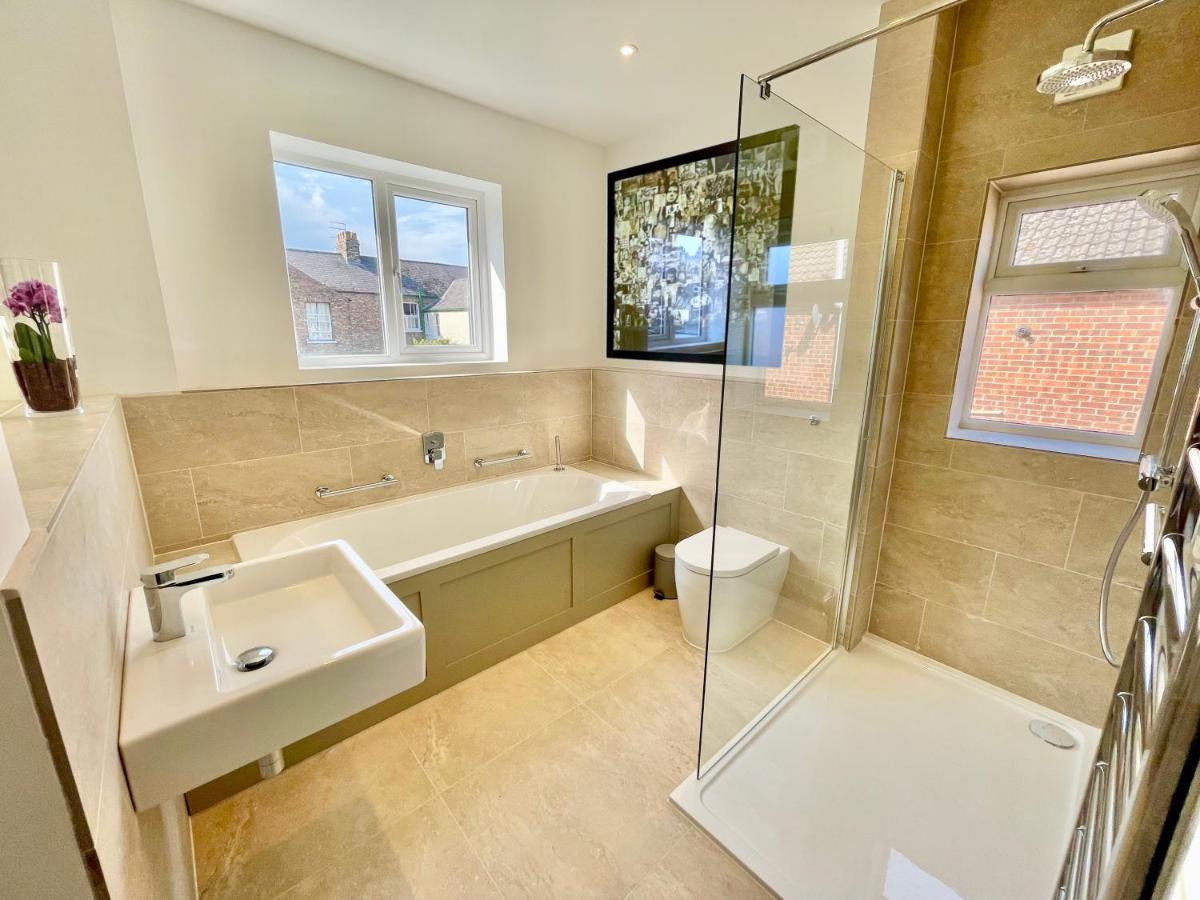 Central Townhouse With Free Off Road Parking And Garden York Exterior photo
